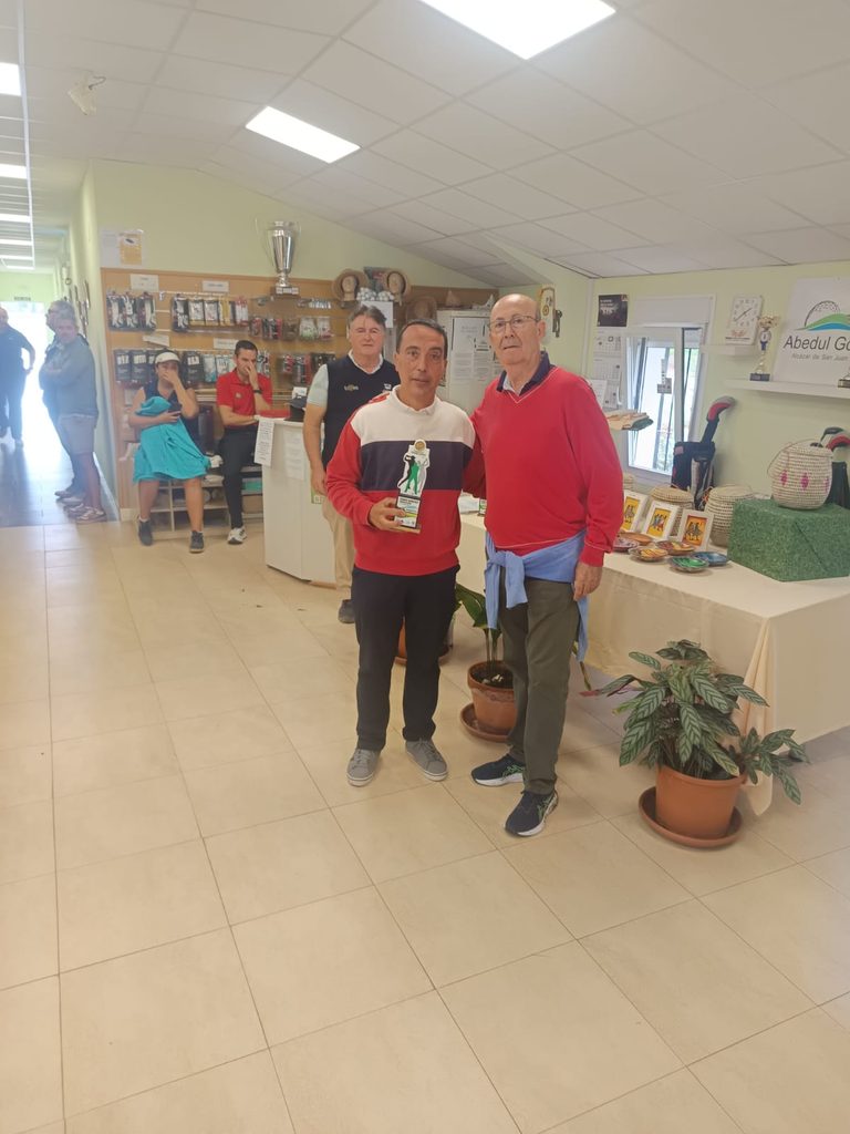 El Torneo Benéfico Fundación Kirira reúne a 80 jugadores de golf en una jornada marcada por la solidaridad y el esfuerzo ante la lluvia y el viento 9 golffundacionkirira 12 768x1024 1