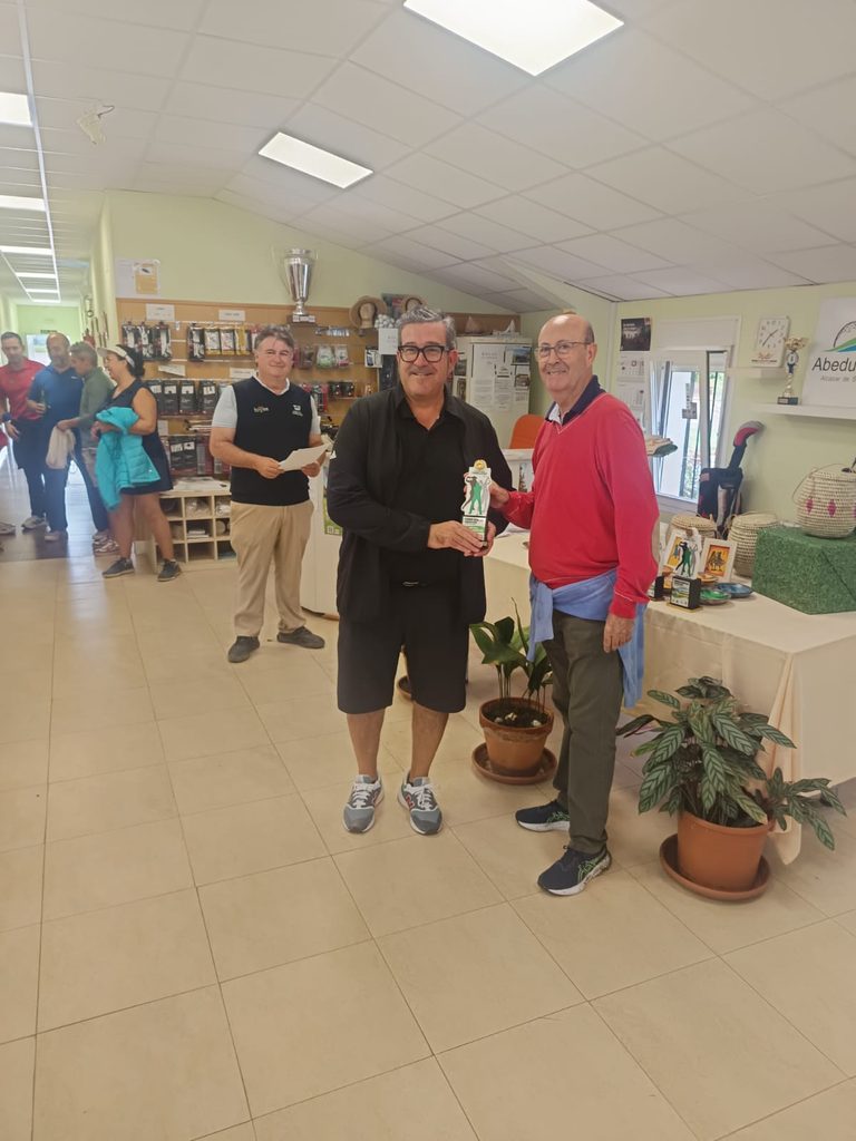 El Torneo Benéfico Fundación Kirira reúne a 80 jugadores de golf en una jornada marcada por la solidaridad y el esfuerzo ante la lluvia y el viento 10 golffundacionkirira 13 768x1024 1