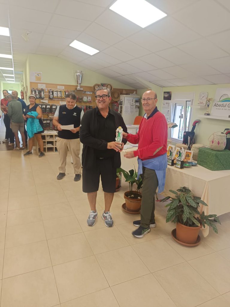 El Torneo Benéfico Fundación Kirira reúne a 80 jugadores de golf en una jornada marcada por la solidaridad y el esfuerzo ante la lluvia y el viento 11 golffundacionkirira 14 768x1024 1