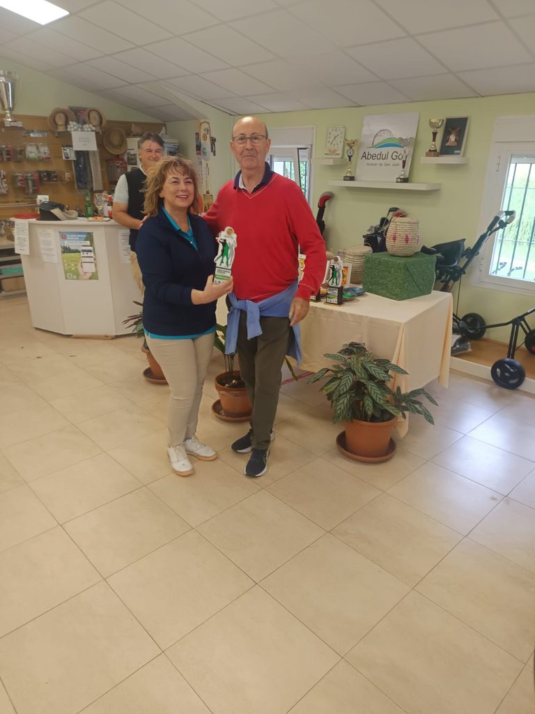 El Torneo Benéfico Fundación Kirira reúne a 80 jugadores de golf en una jornada marcada por la solidaridad y el esfuerzo ante la lluvia y el viento 12 golffundacionkirira 15 768x1024 1