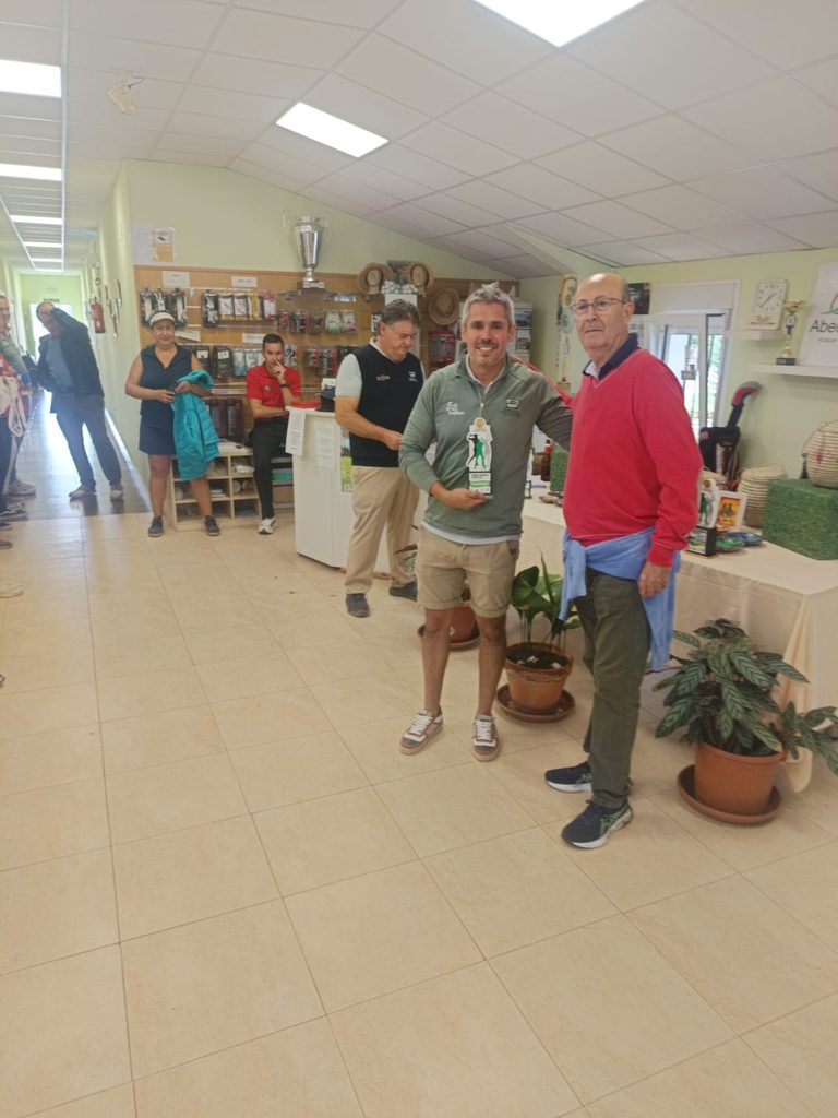 El Torneo Benéfico Fundación Kirira reúne a 80 jugadores de golf en una jornada marcada por la solidaridad y el esfuerzo ante la lluvia y el viento 13 golffundacionkirira 17 768x1024 1