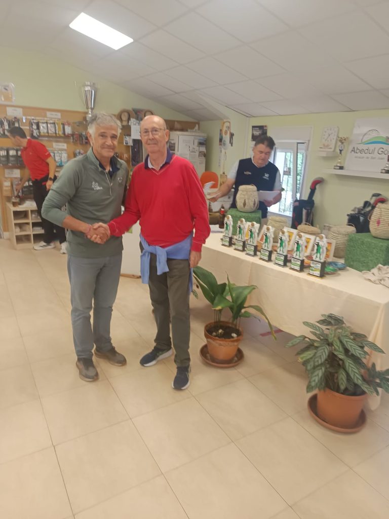 El Torneo Benéfico Fundación Kirira reúne a 80 jugadores de golf en una jornada marcada por la solidaridad y el esfuerzo ante la lluvia y el viento 14 golffundacionkirira 18 768x1024 1