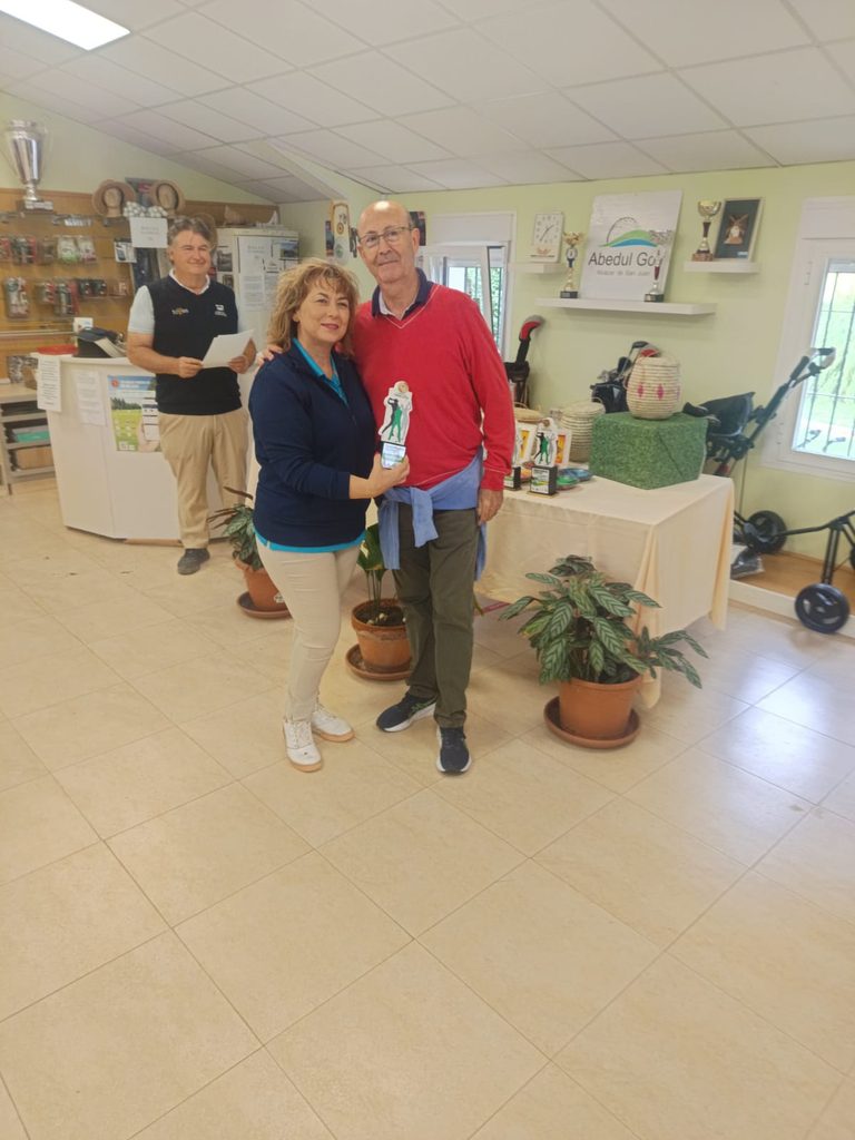 El Torneo Benéfico Fundación Kirira reúne a 80 jugadores de golf en una jornada marcada por la solidaridad y el esfuerzo ante la lluvia y el viento 16 golffundacionkirira 1o6 768x1024 1
