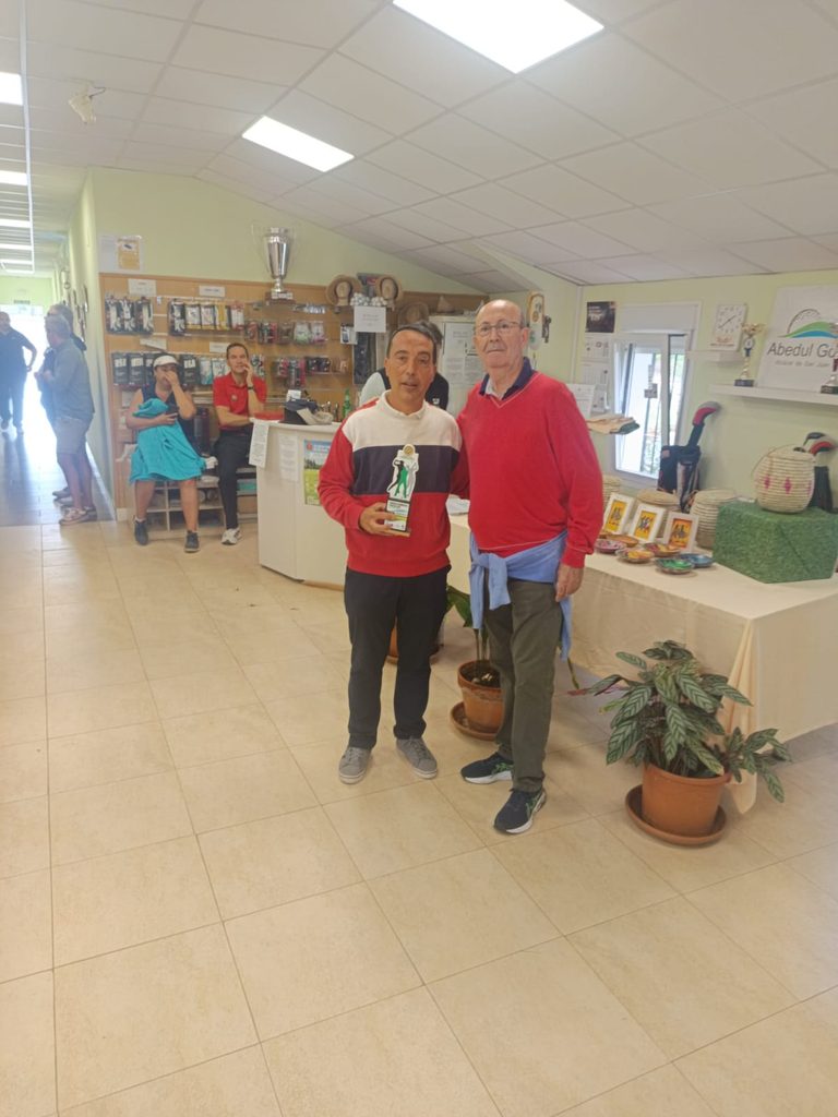 El Torneo Benéfico Fundación Kirira reúne a 80 jugadores de golf en una jornada marcada por la solidaridad y el esfuerzo ante la lluvia y el viento 17 golffundacionkirira 2 768x1024 1