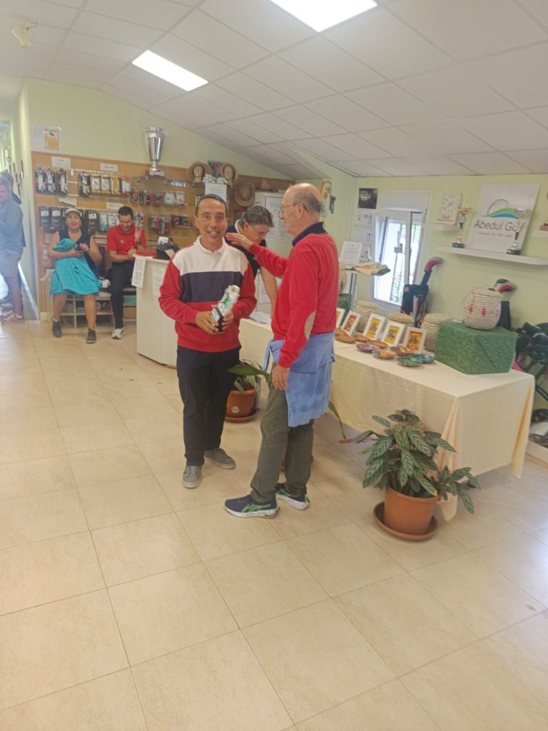 El Torneo Benéfico Fundación Kirira reúne a 80 jugadores de golf en una jornada marcada por la solidaridad y el esfuerzo ante la lluvia y el viento 18 golffundacionkirira 3 768x1024 1