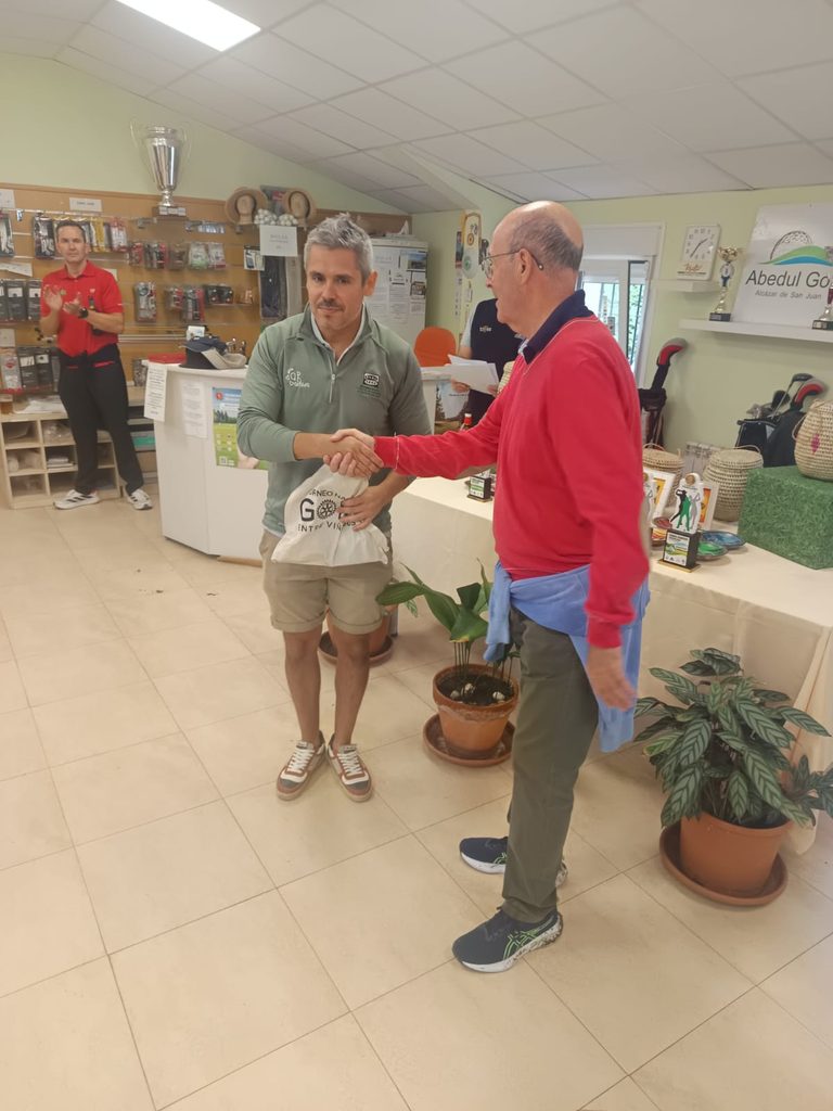 El Torneo Benéfico Fundación Kirira reúne a 80 jugadores de golf en una jornada marcada por la solidaridad y el esfuerzo ante la lluvia y el viento 2 golffundacionkirira 5 768x1024 1