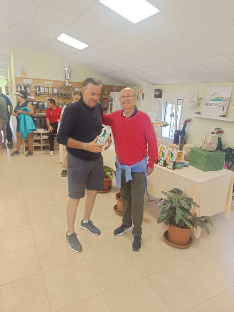 El Torneo Benéfico Fundación Kirira reúne a 80 jugadores de golf en una jornada marcada por la solidaridad y el esfuerzo ante la lluvia y el viento 3 golffundacionkirira 6 768x1024 1