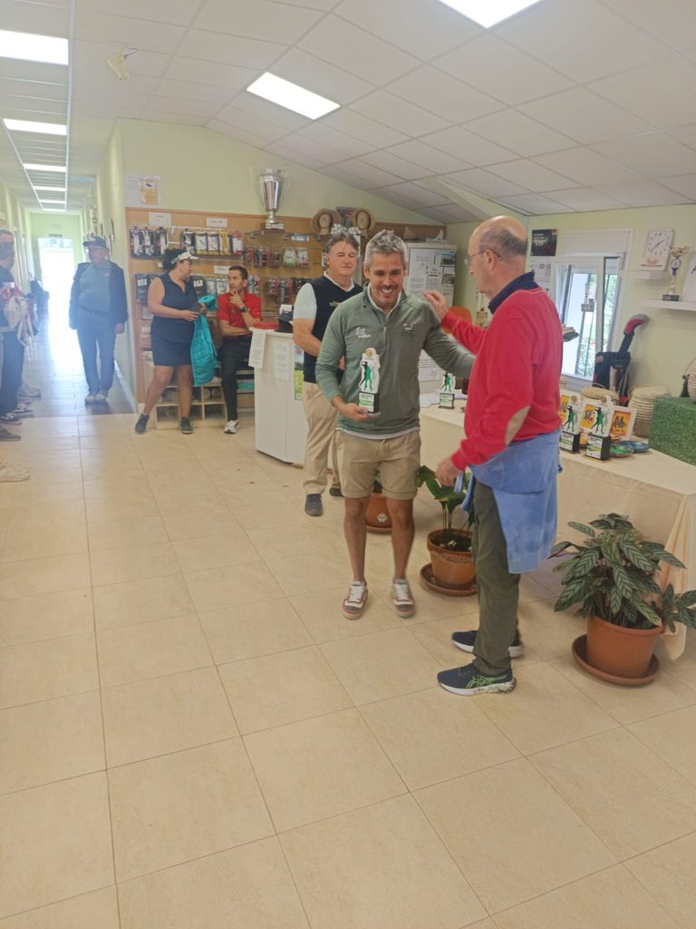 El Torneo Benéfico Fundación Kirira reúne a 80 jugadores de golf en una jornada marcada por la solidaridad y el esfuerzo ante la lluvia y el viento 4 golffundacionkirira 7 768x1024 1