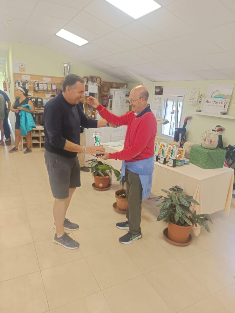 El Torneo Benéfico Fundación Kirira reúne a 80 jugadores de golf en una jornada marcada por la solidaridad y el esfuerzo ante la lluvia y el viento 5 golffundacionkirira 8 768x1024 1