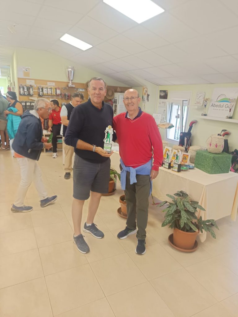 El Torneo Benéfico Fundación Kirira reúne a 80 jugadores de golf en una jornada marcada por la solidaridad y el esfuerzo ante la lluvia y el viento 6 golffundacionkirira 9 768x1024 1