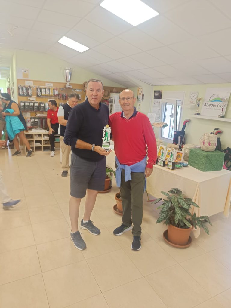 El Torneo Benéfico Fundación Kirira reúne a 80 jugadores de golf en una jornada marcada por la solidaridad y el esfuerzo ante la lluvia y el viento 15 golffundacionkirira.jpg 768x1024 1