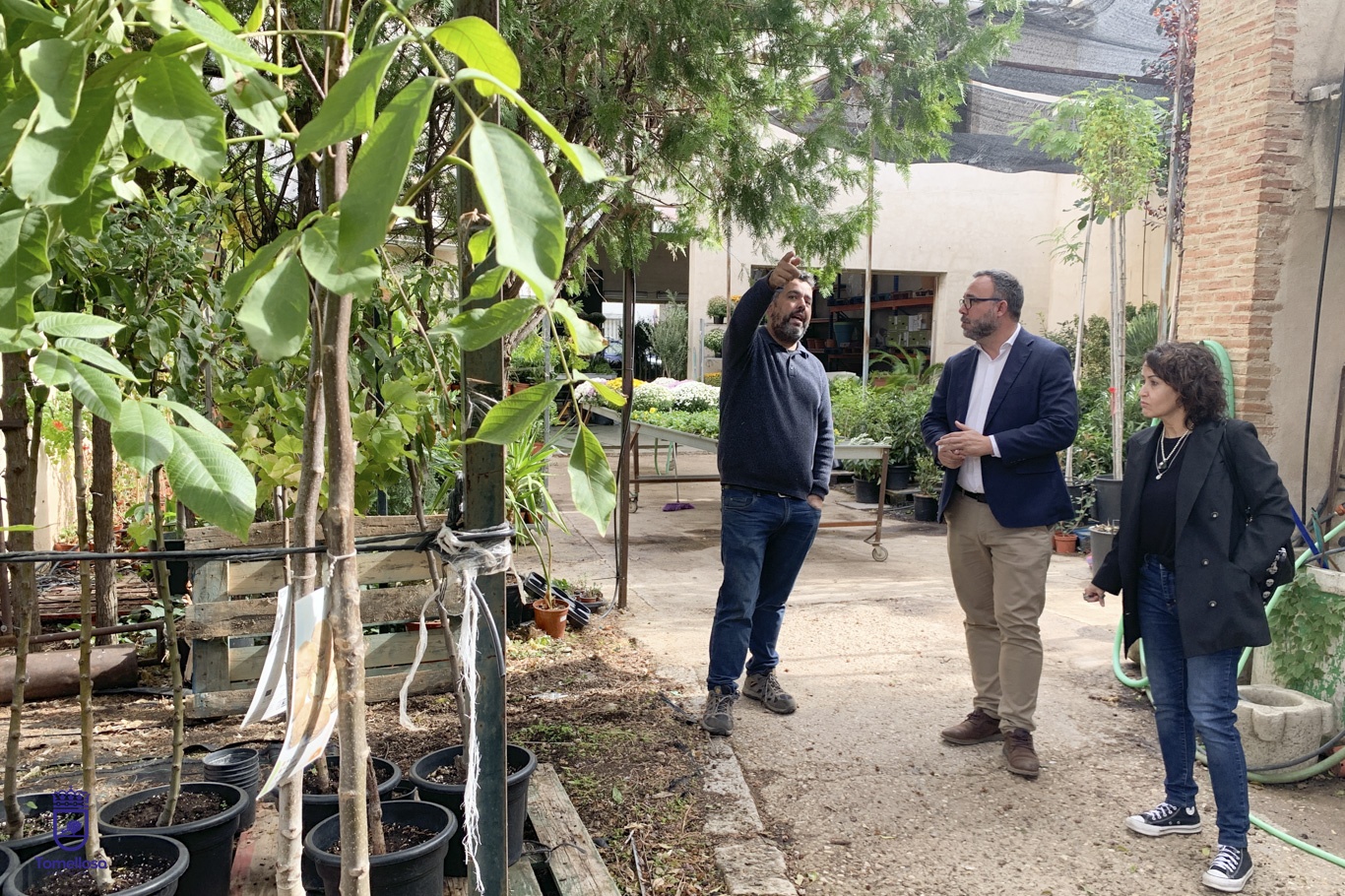 Tomiflor, tradición familiar entre flores, jardines y atención personalizada 3 Javier Navarro visita el centro de jardinería de Tomiflor donde ha conocido la actividad del negocio familiar