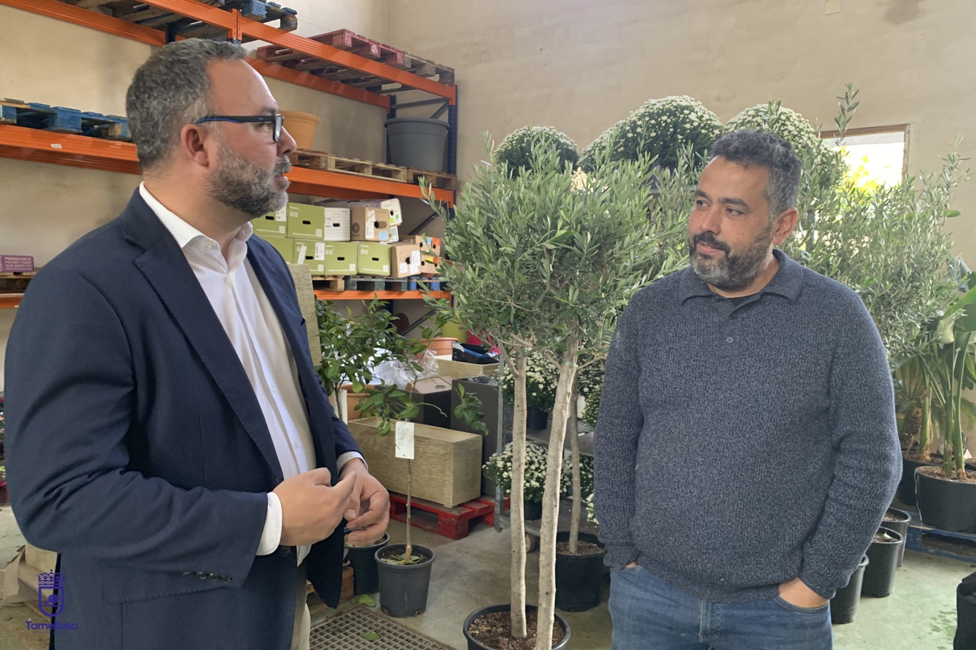 Tomiflor, tradición familiar entre flores, jardines y atención personalizada 7 Javier Navarro visita el centro de jardinería de Tomiflor donde ha conocido la actividad del negocio familiar