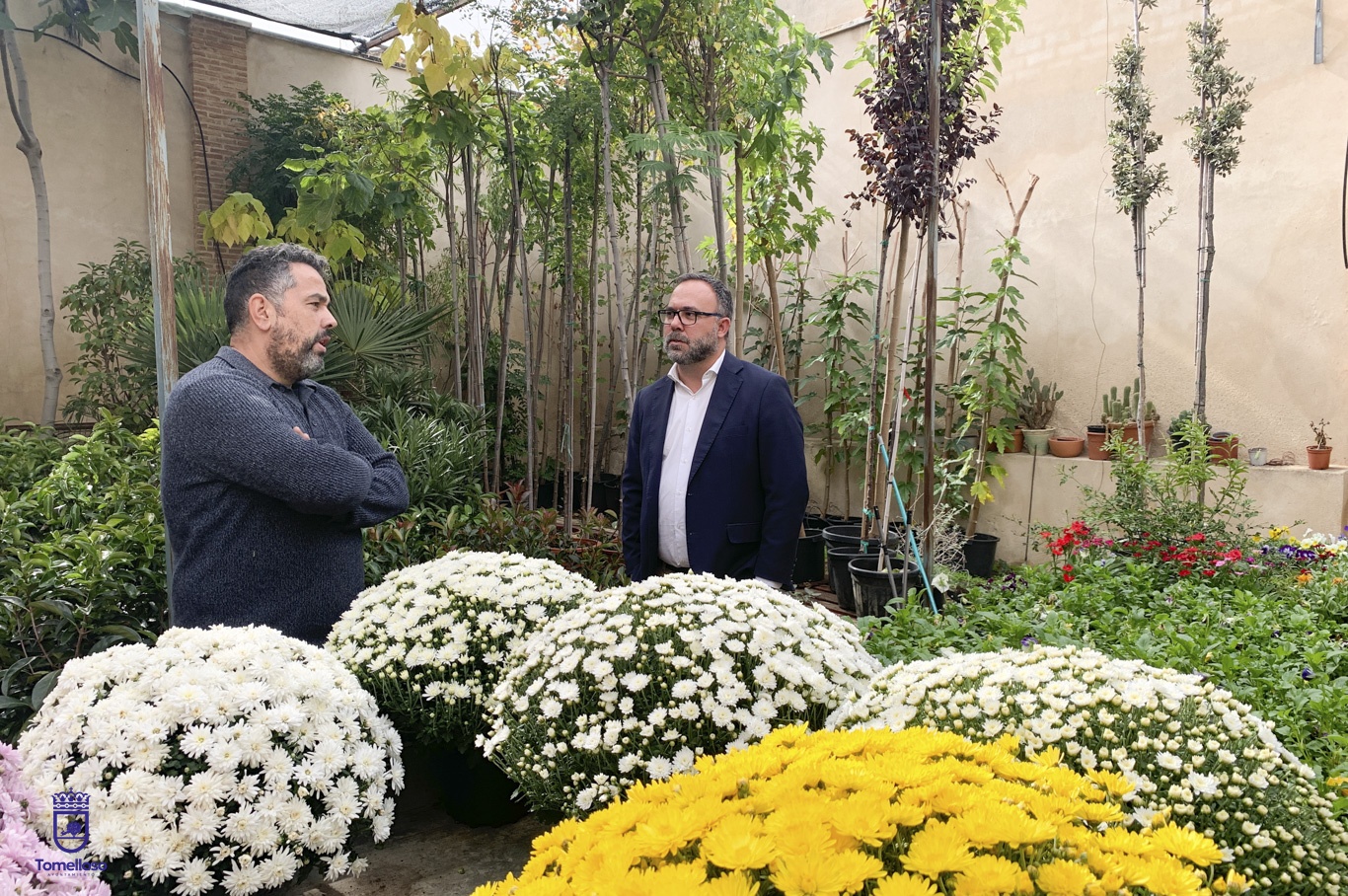 Tomiflor, tradición familiar entre flores, jardines y atención personalizada 4 Javier Navarro visita el centro de jardinería de Tomiflor donde ha conocido la actividad del negocio familiar