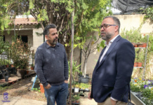 Tomiflor, tradición familiar entre flores, jardines y atención personalizada Javier Navarro visita el centro de jardinería de Tomiflor donde ha conocido la actividad del negocio familiar