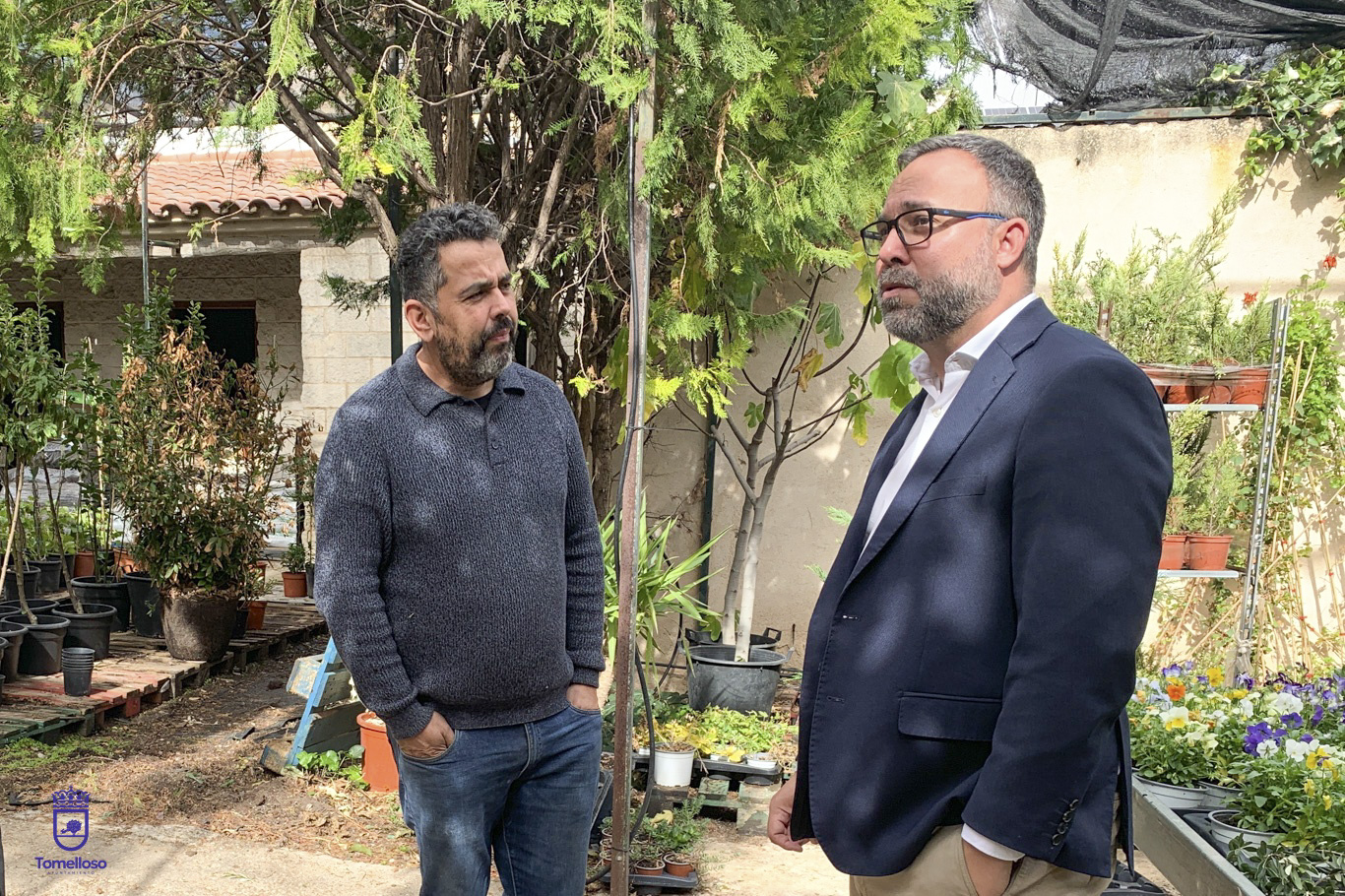 Javier Navarro visita el centro de jardinería de Tomiflor donde ha conocido la actividad del negocio familiar