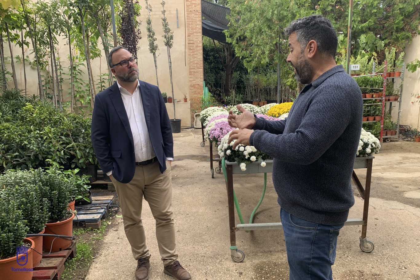 Tomiflor, tradición familiar entre flores, jardines y atención personalizada 5 Javier Navarro visita el centro de jardinería de Tomiflor donde ha conocido la actividad del negocio familiar