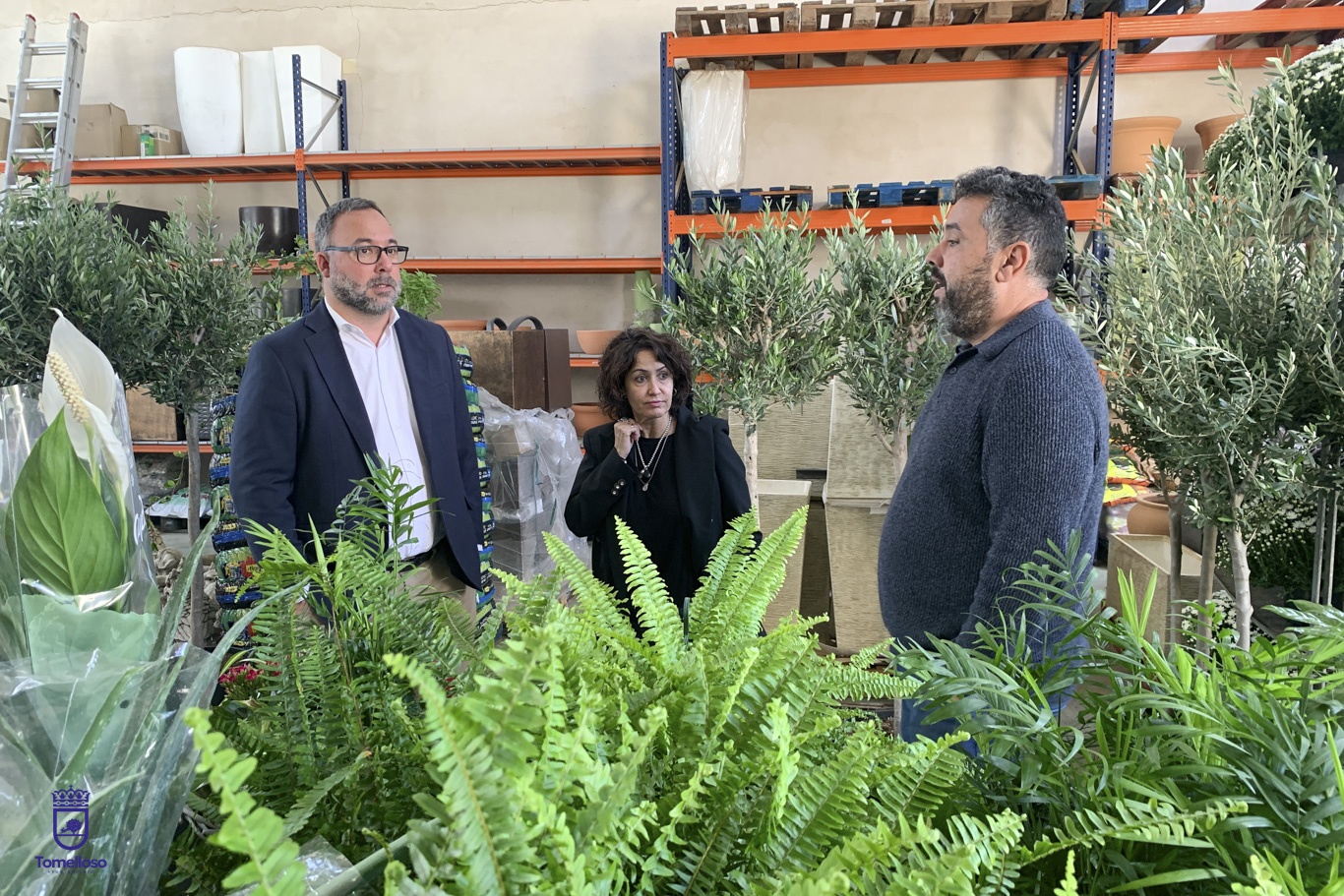 Tomiflor, tradición familiar entre flores, jardines y atención personalizada 8 Javier Navarro visita el centro de jardinería de Tomiflor donde ha conocido la actividad del negocio familiar
