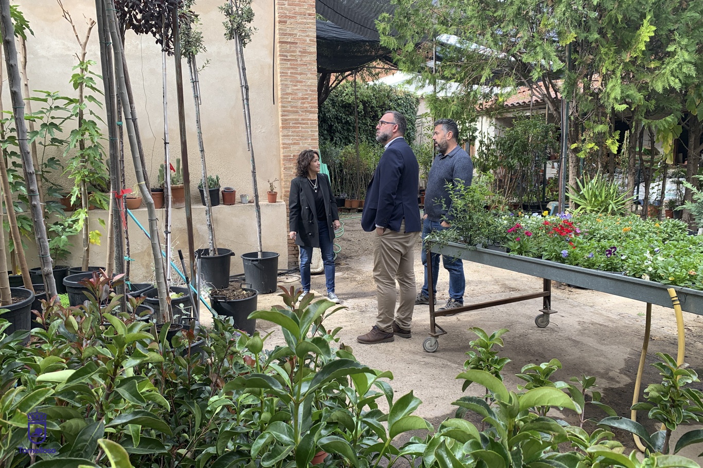 Tomiflor, tradición familiar entre flores, jardines y atención personalizada 2 Javier Navarro visita el centro de jardinería de Tomiflor donde ha conocido la actividad del negocio familiar