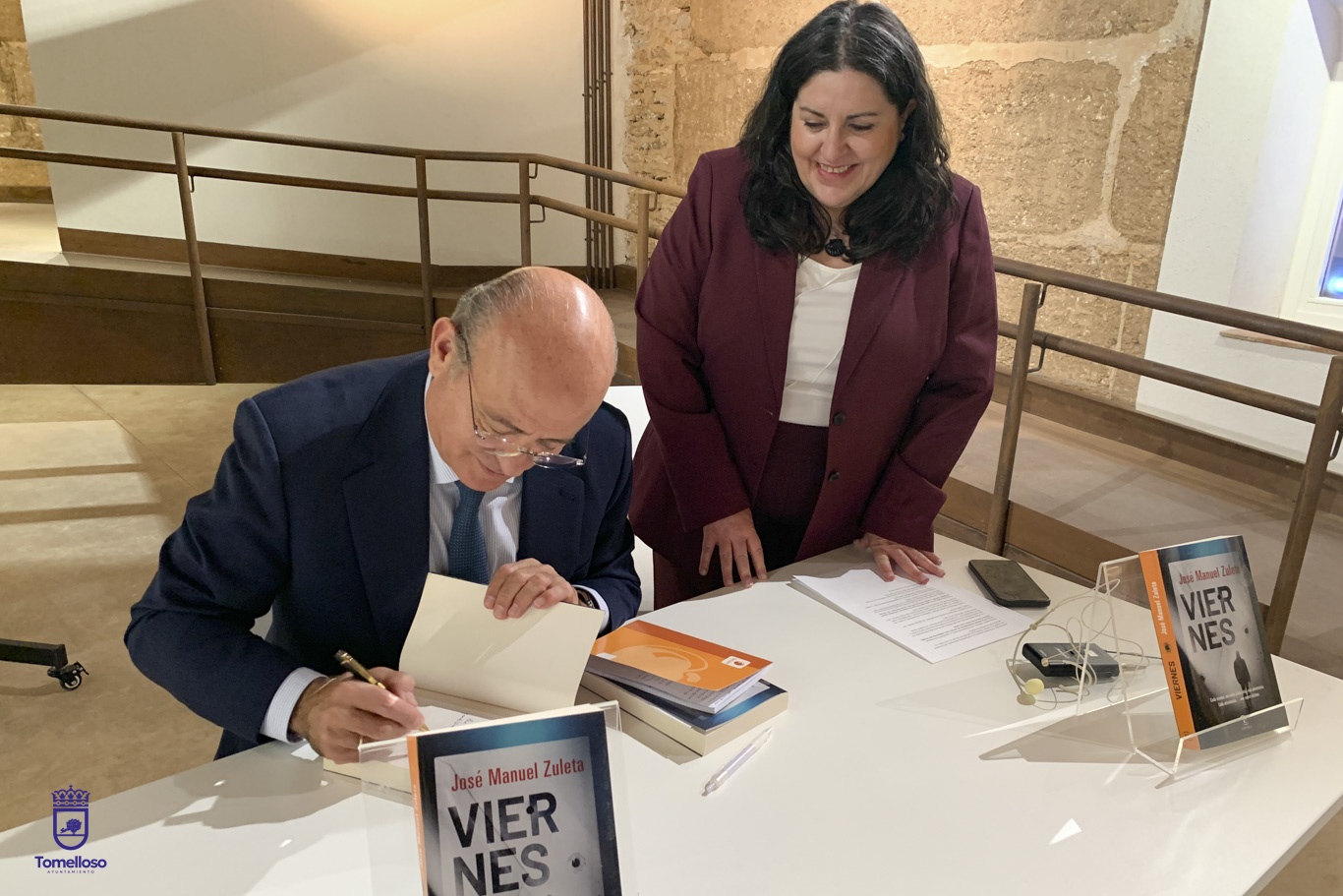 José Manuel Zuleta presenta en Tomelloso Viernes, un thriller sobre crimen, lealtad y justicia 3 José Manuel Zuleta lleva a CALMA los secretos de Viernes, novela policíaca de intriga con la que se estrena como escritor
