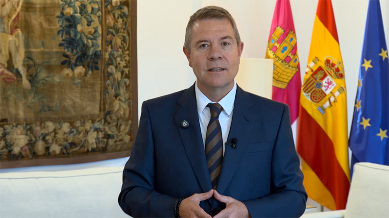 García-Page reivindica la «política razonable» frente a los populismos en su libro ‘Luces de emergencia’