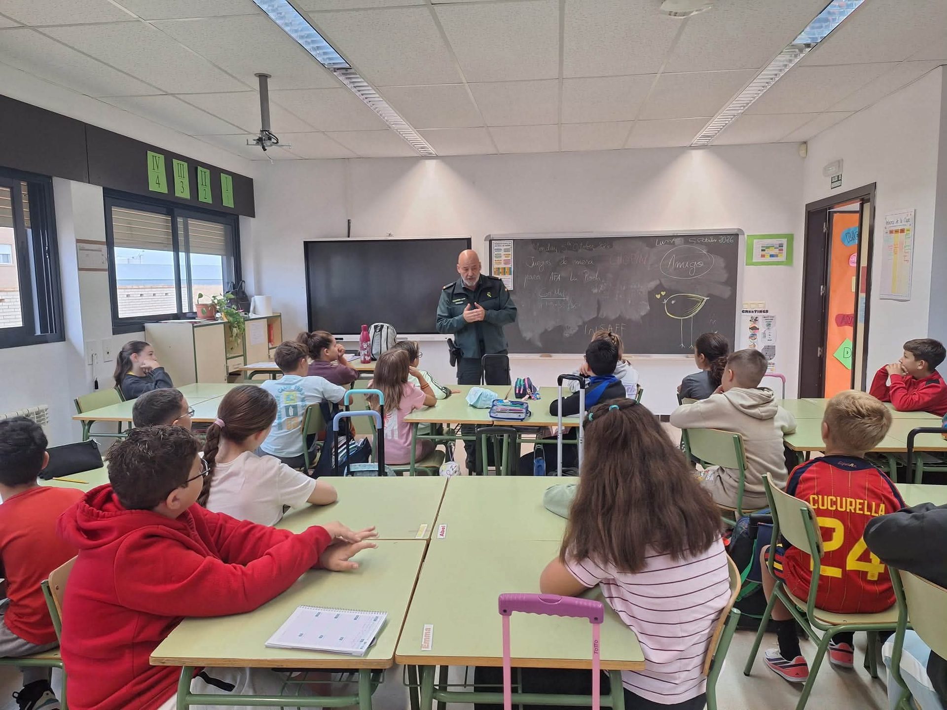 La Guardia Civil impulsa la prevención de los menores en las aulas albaceteñas a través del libro “La locomotora del tiempo”