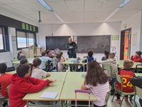 La Guardia Civil impulsa la prevención de los menores en las aulas albaceteñas a través del libro “La locomotora del tiempo” La Guardia Civil impulsa la prevención de los menores en las aulas albaceteñas a través del libro “La locomotora del tiempo”