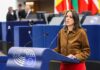 Cristina Maestre reclama respuestas europeas ante el aumento de los precios de los alimentos como gravar los beneficios caídos del cielo y ofrecer ayudas a familias y agricultores Cristina Maestre, eurodiputada miembro de la Comisión de Agricultura, ha reivindicado la necesidad de respuestas europeas ante el incremento de los costes que afrontan los agricultores y la pérdida de poder adquisitivo de los consumidores. "El agricultor está vendiendo a pérdidas y el ciudadano está perdiendo nivel adquisitivo", ha advertido, tras poner de relieve la evolución de los precios de los insumos agrarios. Maestre ha señalado que, según los datos de Eurostat, durante el segundo trimestre la energía y los lubricantes agrarios han aumentado un 22%, mientras que los fertilizantes lo han hecho un 13,4%. Al mismo tiempo, los precios de venta de los agricultores han bajado de media un 5,8%. Ante esta situación, la eurodiputada ha defendido la necesidad de adoptar respuestas a escala europea que permitan proteger tanto a los consumidores como al sector agrario. Entre ellas, ha planteado gravar los beneficios extraordinarios "caídos del cielo" y establecer medidas de apoyo a ciudadanos y agricultores, poniendo como ejemplo las iniciativas adoptadas por el Gobierno de España para hacer frente al incremento de los precios y cuantificadas en 12.000 millones de euros. Maestre ha reclamado además reducir la dependencia exterior de la Unión Europea mediante un impulso decidido a la producción europea de fertilizantes y al autoconsumo energético de las explotaciones. "Es muy importante que impulsemos, de verdad, la producción europea de fertilizantes y el autoconsumo energético de las explotaciones", ha señalado. Por último, la eurodiputada socialista ha defendido reforzar el papel de los agricultores en la cadena de valor y garantizar una mayor transparencia en la formación de los precios hasta el destinatario final. "Hay que reforzar su papel en la cadena de valor y exigir transparencia en los precios también en el destinatario final", ha concluido.