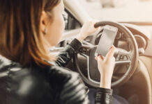 El uso indebido del móvil motiva 4 de cada 10 denuncias por distracciones al volante El uso indebido del móvil motiva 4 de cada 10 denuncias por distracciones al volante
