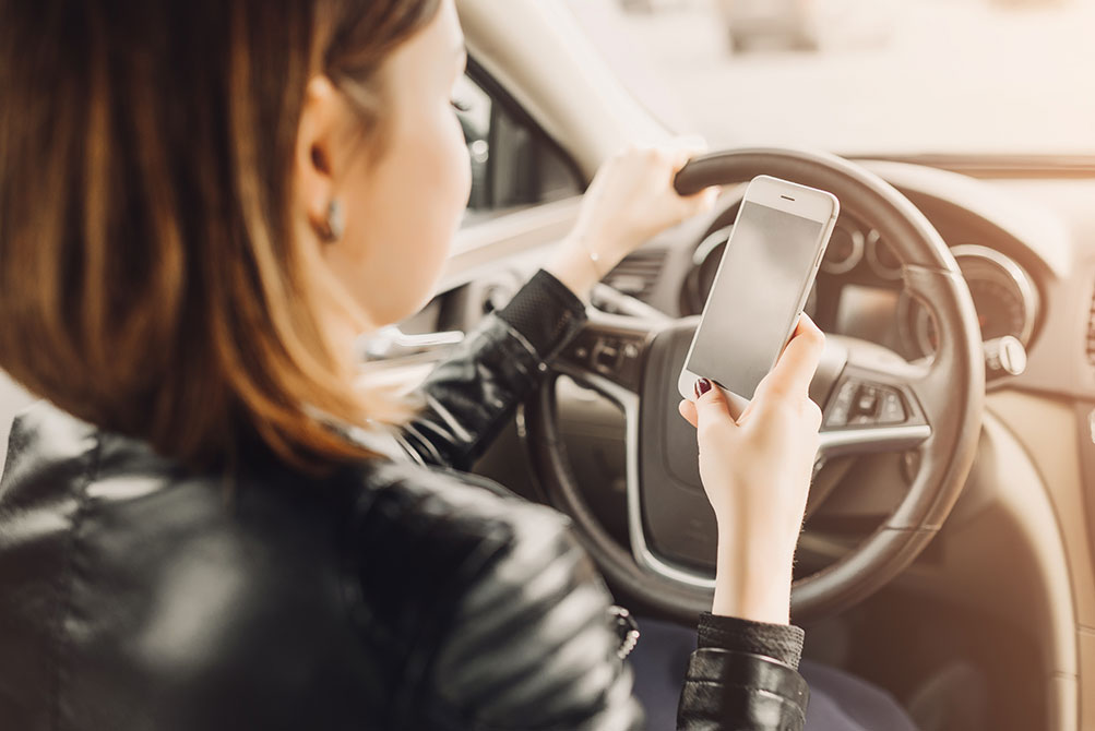 El uso indebido del móvil motiva 4 de cada 10 denuncias por distracciones al volante