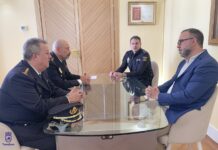 Javier Navarro aborda la seguridad de Tomelloso con el nuevo jefe superior de Policía de Castilla-La Mancha PARAFRASEAR CAMBIAR NOTA Prompt para reescribir un texto al 100% de forma original Reescribe por completo el siguiente texto para crear una versión totalmente original, natural y diferenciada, evitando que conserve estructuras, frases, expresiones o patrones reconocibles del contenido de origen. Instrucciones obligatorias Mantén únicamente los hechos, datos y significado esencial del texto original. Cambia completamente la estructura de las frases, el orden de exposición, el vocabulario, los conectores y la forma de desarrollar las ideas. No hagas una simple sustitución de palabras por sinónimos. Evita reproducir frases completas o fragmentos característicos del original. Reorganiza los párrafos siempre que sea posible sin alterar la información. Redacta el contenido desde cero, como si el redactor únicamente conociera los hechos y tuviera que escribir una pieza nueva. Utiliza un lenguaje natural, humano, fluido y profesional, evitando construcciones artificiales o repetitivas. El resultado no debe parecer una paráfrasis línea por línea. Elimina expresiones promocionales, corporativas o institucionales propias de la entidad de origen cuando no sean necesarias para entender los hechos. Convierte el tono institucional en un estilo informativo y periodístico, si el contenido lo permite. No inventes nombres, cifras, fechas, declaraciones, antecedentes ni circunstancias que no aparezcan en la información proporcionada. Si existen declaraciones textuales entre comillas, no las atribuyas como propias ni alteres su sentido. Mantén la atribución correspondiente o conviértelas en estilo indirecto cuando sea apropiado. Si una información procede expresamente de una institución, organismo, empresa o persona, conserva correctamente esa atribución cuando sea relevante para la precisión de la información. Evita introducciones y conclusiones genéricas creadas únicamente para aumentar la extensión. No añadas información externa salvo que se solicite expresamente. No menciones que el texto ha sido reescrito, adaptado, reformulado o generado mediante inteligencia artificial. Objetivo El texto final debe transmitir la misma información esencial, pero debe sentirse como una redacción nueva e independiente, con estructura, estilo y desarrollo propios. Antes de entregar el resultado, revisa internamente que: No existan frases innecesariamente similares al original. La estructura de los párrafos sea diferente. No se haya cambiado el significado de ningún dato. No se haya inventado información. La lectura resulte natural y coherente. Texto original: "El alcalde de Tomelloso, Javier Navarro, ha recibido hoy al hasta ahora Comisario Principal de la Policía Nacional en Ciudad Real, José Alberto Pedrero, que se despide del cargo provincial tras su reciente nombramiento como Jefe Superior de Policía Nacional de Castilla-La Mancha. En la reunión, que ha tenido lugar en el Ayuntamiento, han estado también presentes Santiago Fernández del Río, que está desempeñando en estos momentos las labores de Jefe Provincial en Ciudad Real, con carácter accidental y el subinspector de la Policía Nacional en Tomelloso, Simón Vitoria. Durante el encuentro, de carácter institucional, han tenido ocasión de intercambiar impresiones y comentar asuntos de interés relacionados con la seguridad en Tomelloso. Tanto el alcalde como el hasta ahora comisario provincial han puesto de manifiesto su voluntad de mantener la colaboración y el trabajo conjunto entre el Ayuntamiento y la Policía Nacional para seguir contribuyendo a la seguridad y el bienestar de los vecinos. ". Dame un subtitulo y una metadescripcion seo el titular elegante, periodistico e impactante. PÇon algunas negritas y cursivas
