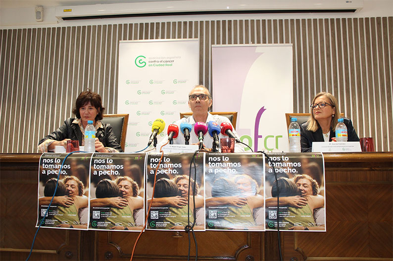 La campaña «Nos lo tomamos a pecho» llega a las farmacias de Ciudad Real como proyecto piloto para sumar fuerzas contra el cáncer