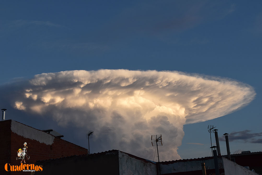 Tomelloso miró al cielo: una enorme nube sorprendió a la ciudad en la víspera de la 10K