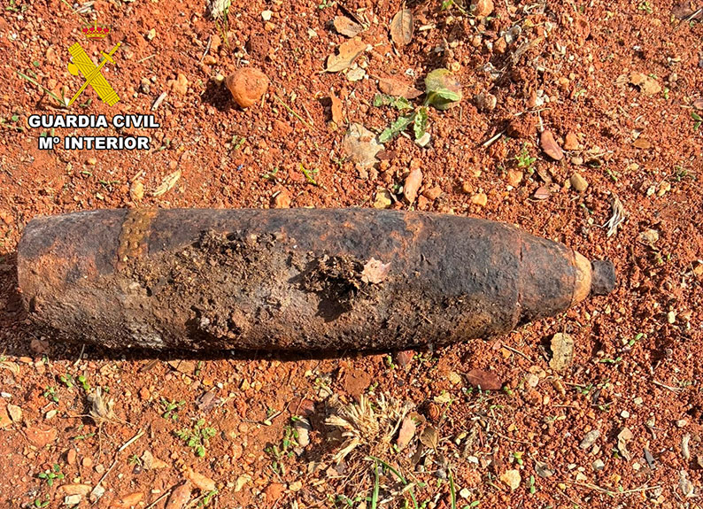 ¡Peligro bajo tierra en Abánades! Un agricultor descubre un proyectil de la Guerra Civil aún cargado de explosivos