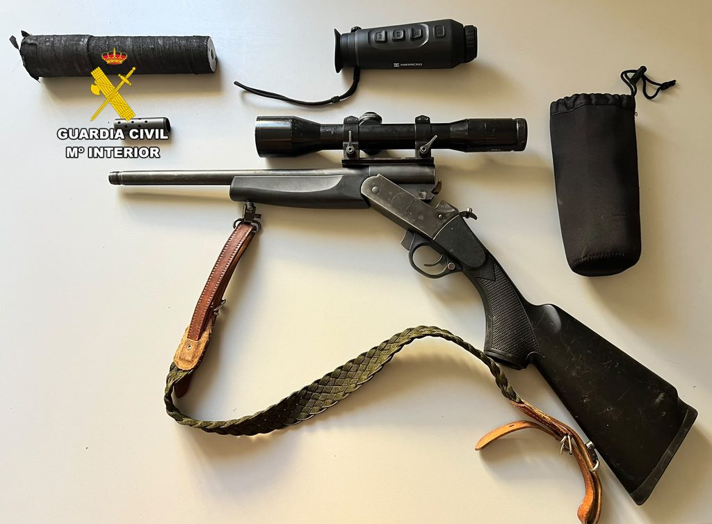 Un ciervo abatido de madrugada y un rifle con silenciador: la Guardia Civil destapa varios casos de presunta caza furtiva en Guadalajara 1 rifle silenciador abatimiento animal 2