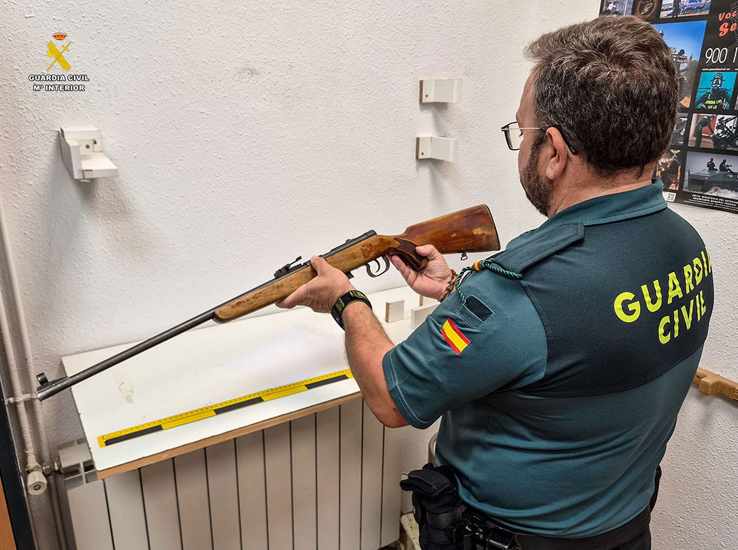 La Guardia Civil de Albacete recupera un rifle robado y detiene a dos menores por los delitos de tenencia ilícita de armas y robo con fuerza en las cosas