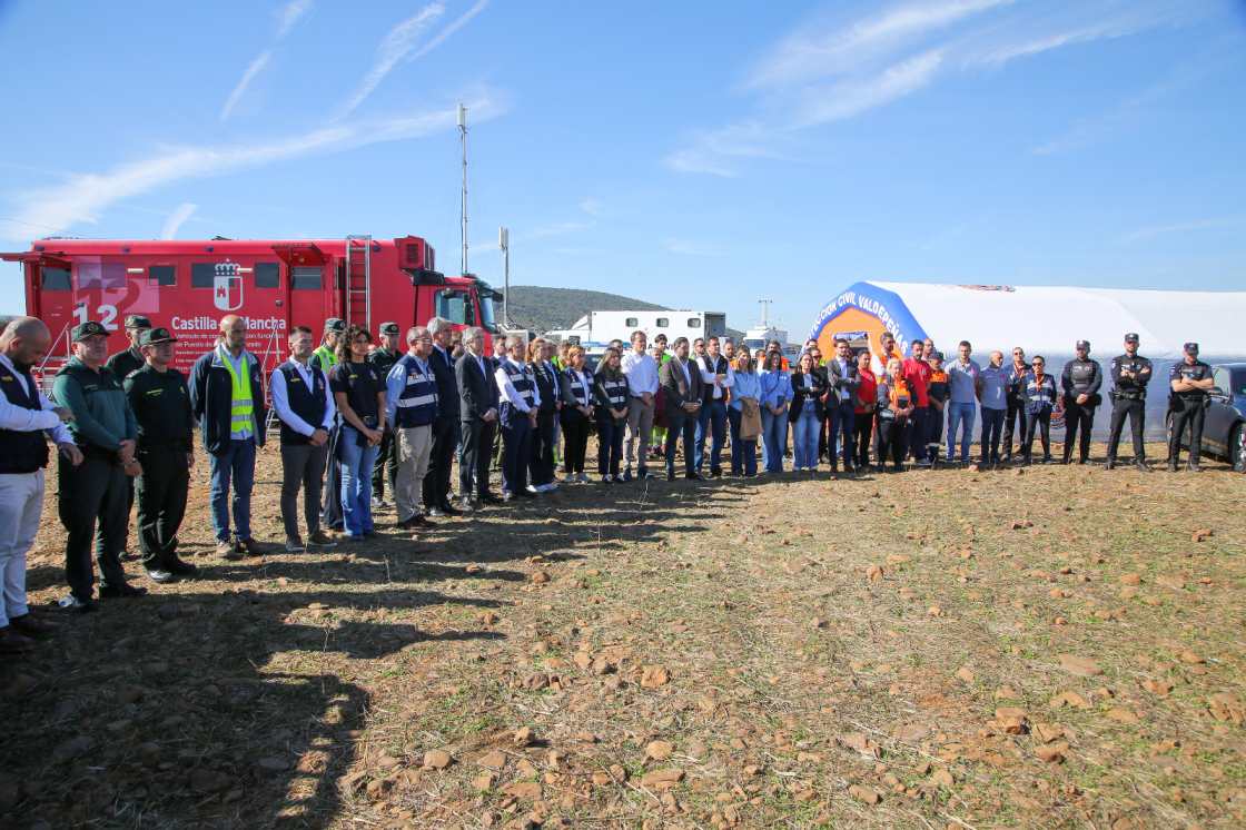 Sabrido participa en el minuto de silencio en el Puesto de Mando Avanzado de Urda en memoria de las víctimas del accidente ferroviario