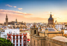 España vive un viernes de contrastes: 34 grados en Sevilla y lluvia persistente en Bilbao España vive un viernes de contrastes: 34 grados en Sevilla y lluvia persistente en Bilbao