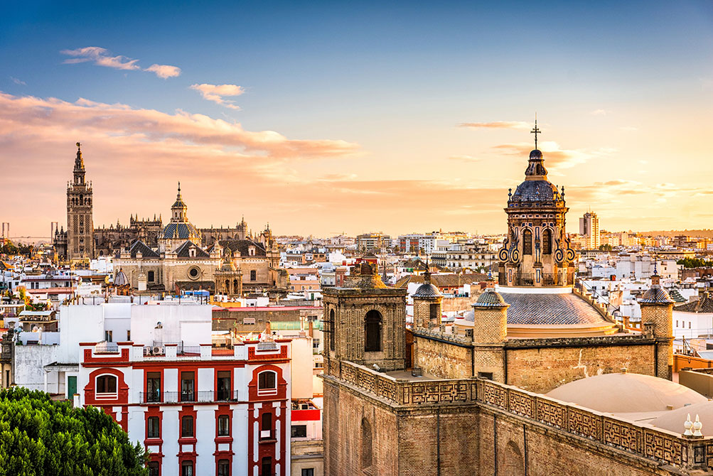 España vive un viernes de contrastes: 34 grados en Sevilla y lluvia persistente en Bilbao