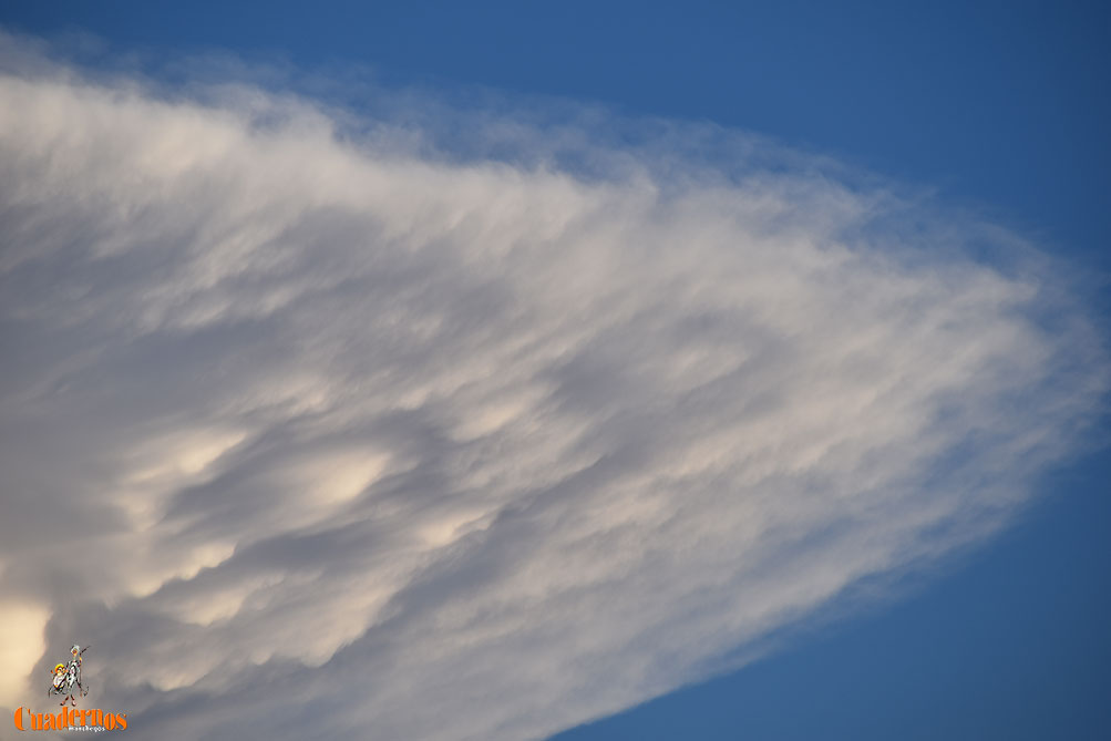 Tomelloso afronta este sábado, 24 de octubre de 2026, una jornada marcada por la estabilidad atmosférica, la ausencia de precipitaciones y un ambiente claramente otoñal a primera hora que dará paso a temperaturas más agradables durante las horas centrales del día. La predicción de la Agencia Estatal de Meteorología (AEMET) sitúa las temperaturas en la localidad entre una mínima de 7 grados y una máxima de 19 grados, con una probabilidad de precipitación del 0 % durante toda la jornada. El contraste entre el amanecer fresco y el ambiente más templado de la tarde será, por tanto, uno de los principales rasgos meteorológicos del sábado. El cielo permanecerá poco nuboso durante la primera mitad del día y tenderá a quedar despejado entre las 12.00 y las 24.00 horas, de acuerdo con la previsión municipal de AEMET. No se esperan lluvias ni fenómenos meteorológicos significativos que compliquen los desplazamientos o las actividades previstas al aire libre. Una mañana fresca antes de una tarde más agradable Las primeras horas del sábado mantendrán el ambiente fresco habitual de finales de octubre en La Mancha, especialmente antes y durante el amanecer. La previsión horaria de AEMET ya sitúa el termómetro en torno a los 10 grados durante la madrugada, con cielo poco nuboso, ausencia de precipitación y viento débil. Con el avance de la mañana y la presencia del sol, las temperaturas irán recuperándose hasta alcanzar valores cercanos a los 19 grados en las horas más cálidas. Se tratará, por tanto, de un día con una diferencia térmica considerable entre el comienzo de la jornada y la tarde. La sensación térmica prevista por AEMET se mueve aproximadamente entre los 5 grados en los momentos más fríos y los 19 grados en los más templados, mientras que la humedad relativa presenta un amplio recorrido a lo largo del día, con valores previstos de entre aproximadamente el 25 % y el 70 %. Viento flojo y sin lluvia El viento tampoco será protagonista en Tomelloso. La predicción apunta a velocidades débiles, con componente oeste durante parte de la jornada y tendencia al suroeste posteriormente, en torno a los 5 km/h en la previsión general del municipio. La ausencia de lluvia es uno de los datos más claros del pronóstico. AEMET mantiene en el 0 % la probabilidad de precipitación tanto durante la primera como durante la segunda mitad del sábado. Tampoco la predicción horaria de las primeras horas contempla precipitación, nieve o tormentas. Para quienes tengan previsto pasar parte de la jornada fuera de casa, el tiempo ofrecerá así buenas condiciones, aunque convendrá contar con ropa de abrigo durante las primeras horas debido al descenso nocturno de las temperaturas. Más temperatura en los próximos días El ambiente tenderá además a suavizarse después del sábado. La previsión de AEMET apunta para el domingo 25 a valores de entre 10 y 21 grados, nuevamente con tiempo predominantemente poco nuboso y sin precipitaciones significativas. El ascenso será todavía más evidente el lunes, cuando la predicción actualmente disponible sitúa las temperaturas de Tomelloso entre 7 y 24 grados, aunque estos valores deben entenderse siempre como previsiones susceptibles de actualización conforme se acerque cada jornada. El sábado deja, en cualquier caso, una situación sencilla desde el punto de vista meteorológico en Tomelloso: mañana fresca, tarde templada, viento débil y, sobre todo, cielos cada vez más despejados y ninguna lluvia prevista.