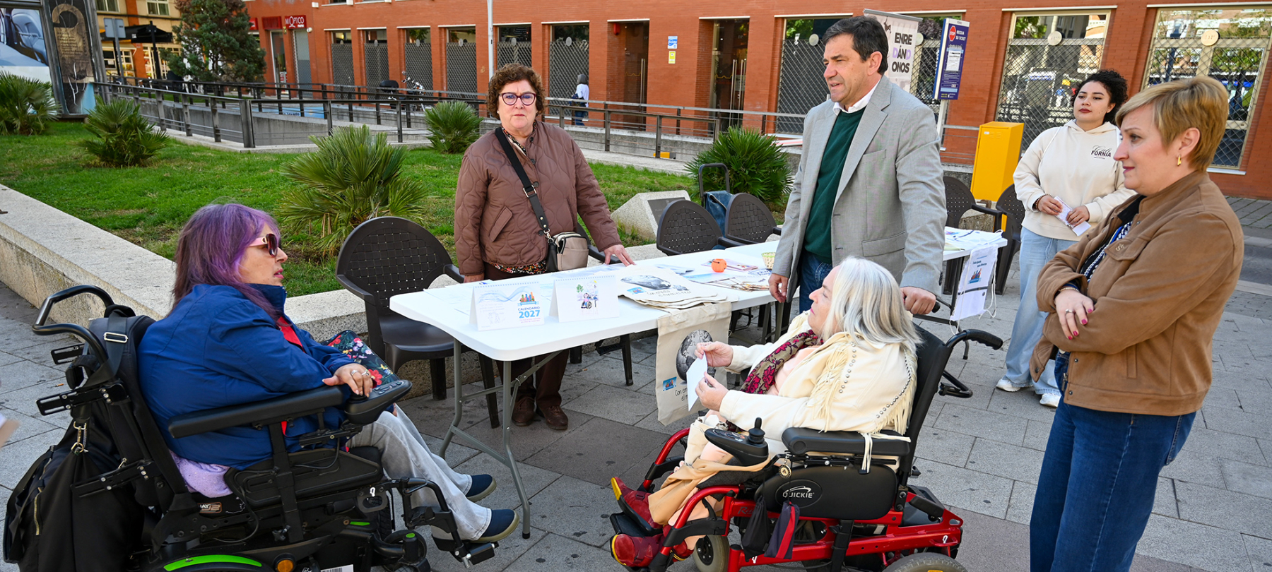 Valverde traslada el apoyo de la Diputación a Ciudad Accesible y conoce la necesidad de facilitar los desplazamientos a las personas con movilidad reducida