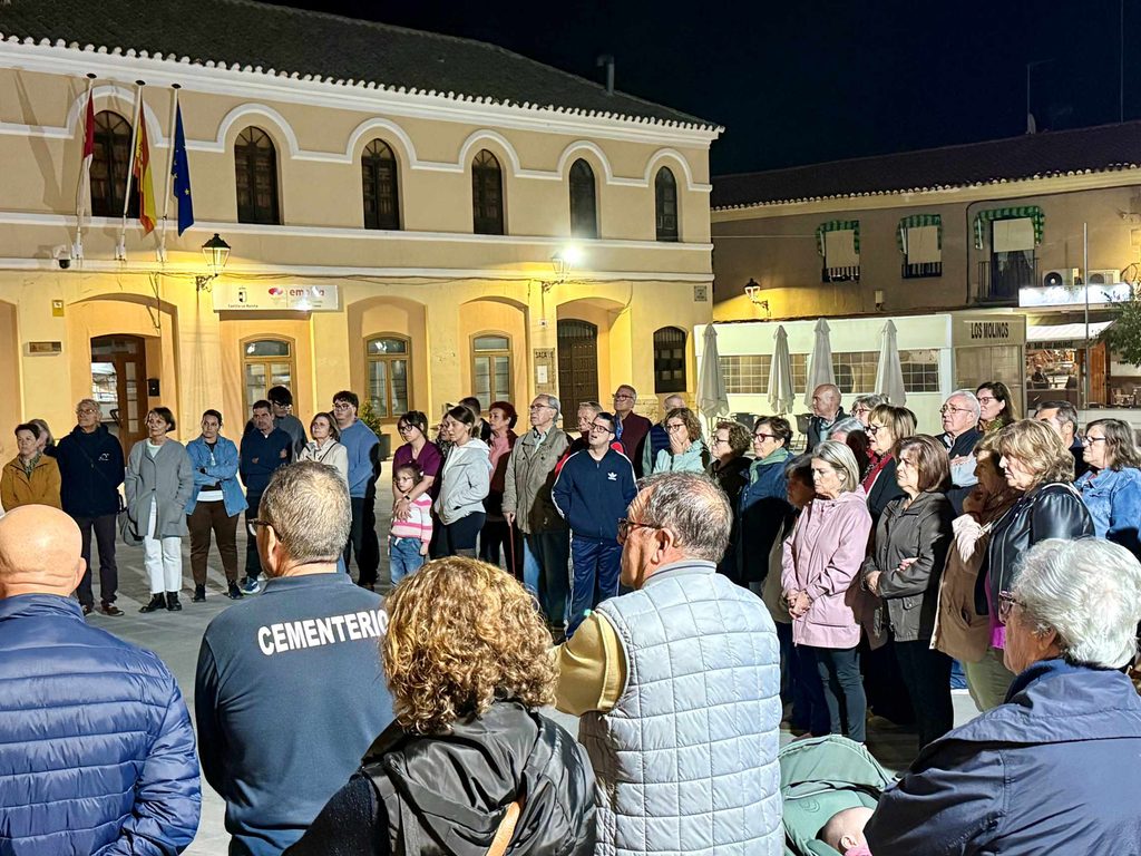 Villacañas guarda un minuto de silencio en memoria de las víctimas del accidente ferroviario en Urda 4 Villacañas guarda un minuto de silencio en memoria de las víctimas del accidente ferroviario en Urda