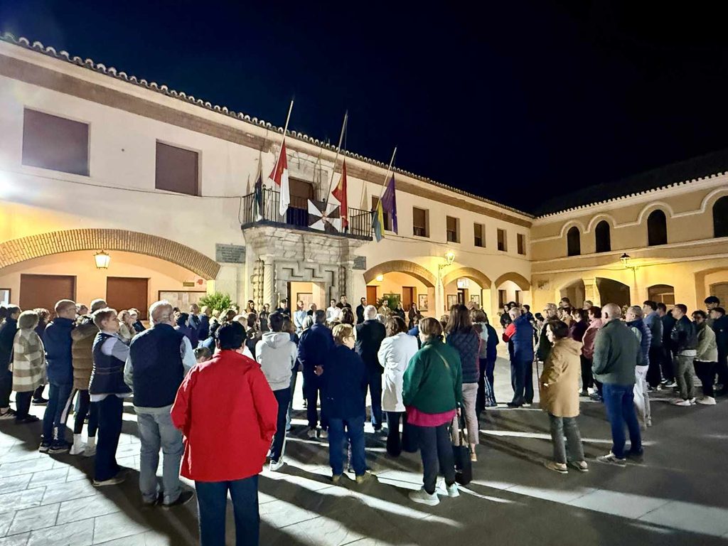 Villacañas guarda un minuto de silencio en memoria de las víctimas del accidente ferroviario en Urda 6 villacanas guarda un minuto de silencio accidente ferroviario urda 5