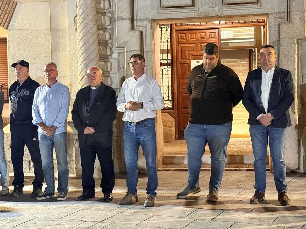 Villacañas guarda un minuto de silencio en memoria de las víctimas del accidente ferroviario en Urda 8 villacanas guarda un minuto de silencio accidente ferroviario urda 7